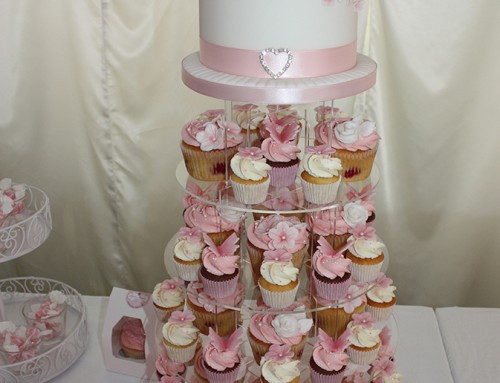 Melanie Hochzeitstorte und Cupcakes