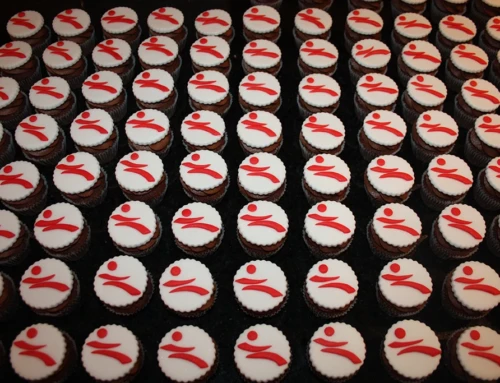 Rennbahnklinik Logo Mini Cupcakes